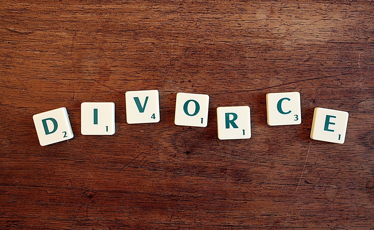 Rozwód, separacja, ustalenie ojcostwa – korzystanie z pomocy kancelarii prawnej, gdy zaangażowane są emocje