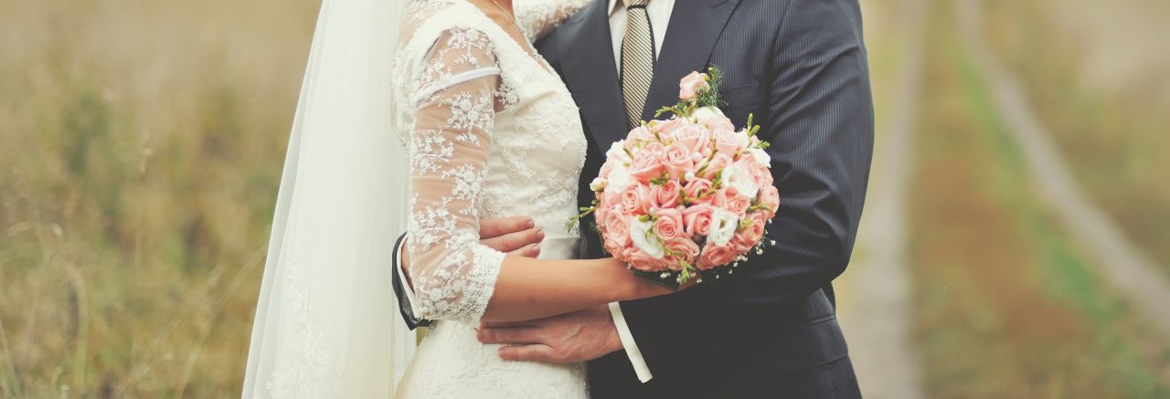 Suknia ślubna a charakter wesela