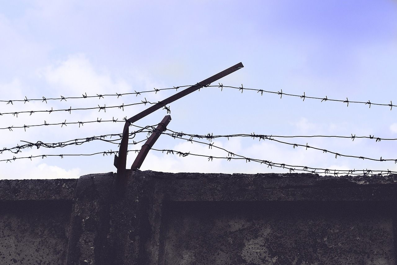 Czy można odsiadywać wyrok poza murami więzienia?