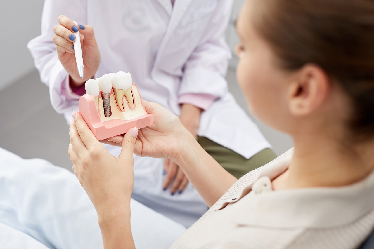Dlaczego warto się zdecydować na noszenie implantów zębowych?