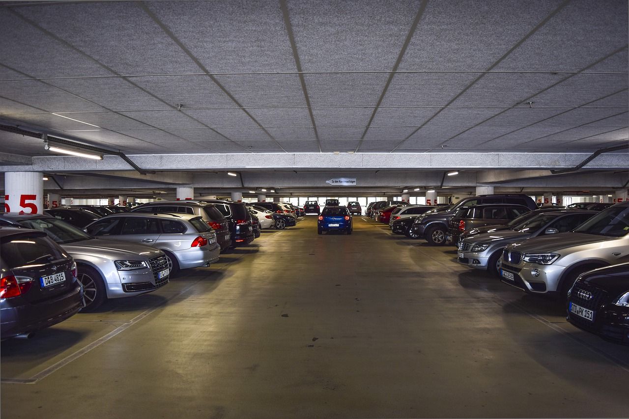 Jak zaprojektować bezpieczną i funkcjonalną przestrzeń parkingu?
