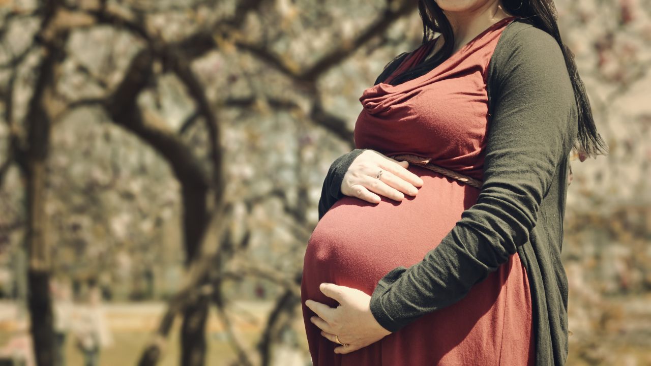 O czym należy pamiętać wybierając odzież ciążową?